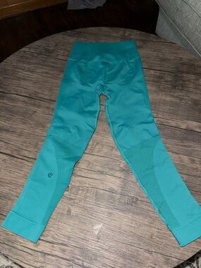 Lululemon In the flow seamless Yoga
Cropped Leggings Teal size  small